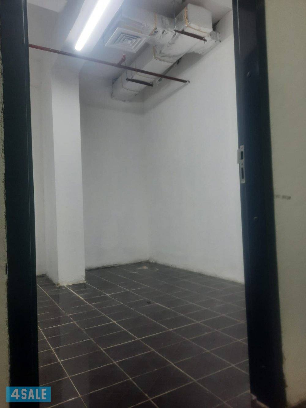 مخزن للايجار بالسالمية يصلح للعديد من الأنشطة التخزينية شامل كهرباء1