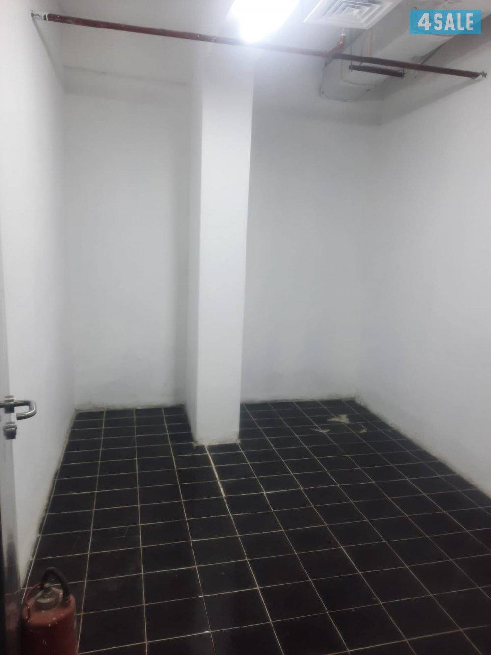 مخزن للايجار بالسالمية يصلح للعديد من الأنشطة التخزينية شامل كهرباء2