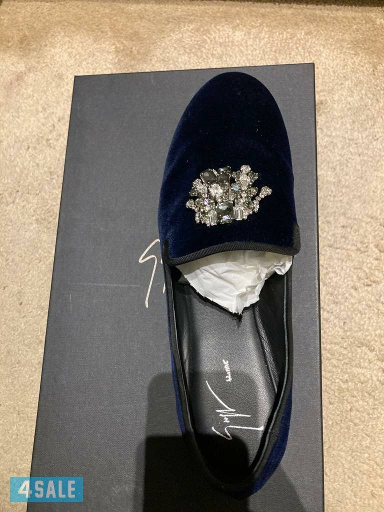 عندي حذاء  عزكم  الله شاريه  من البرستيج  ٣٤٠ دك مقاس ٤٣0