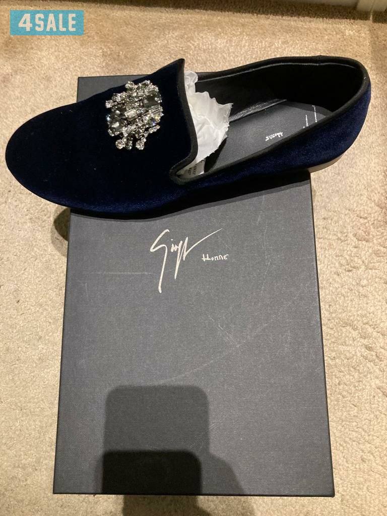 عندي حذاء  عزكم  الله شاريه  من البرستيج  ٣٤٠ دك مقاس ٤٣1