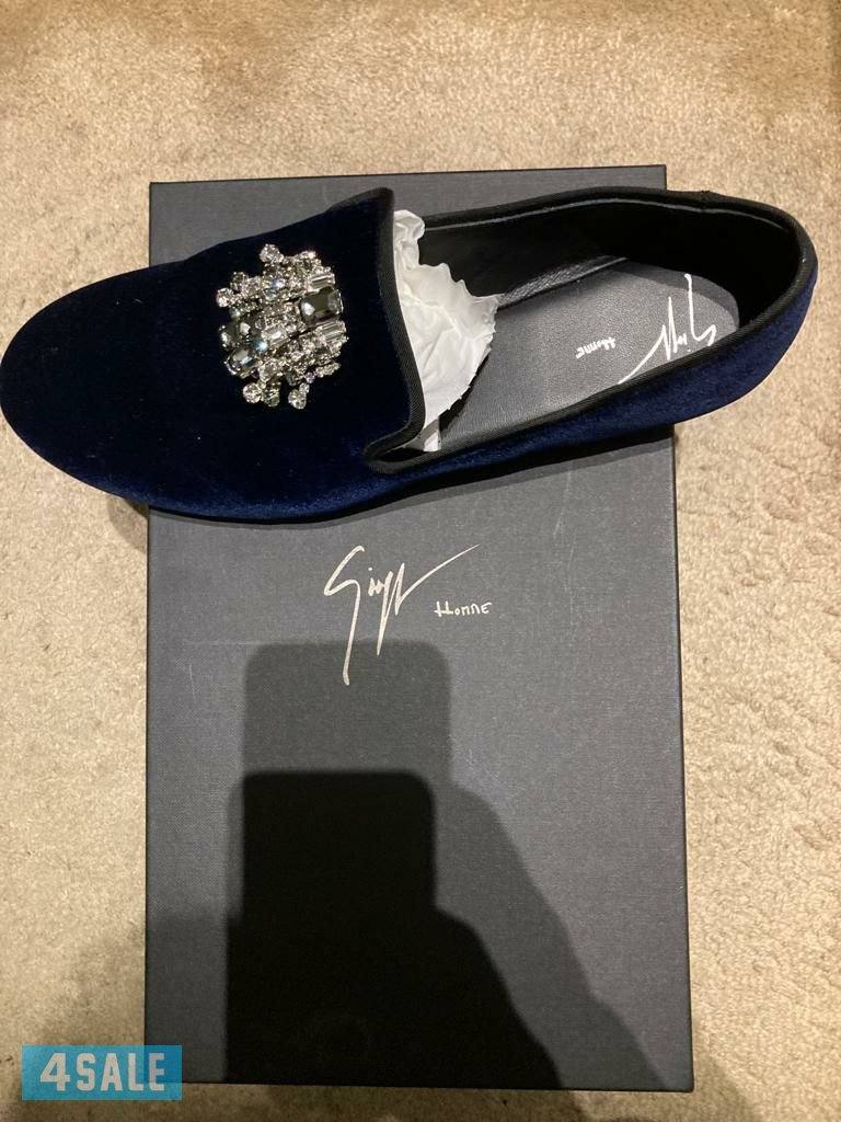 عندي حذاء  عزكم  الله شاريه  من البرستيج  ٣٤٠ دك مقاس ٤٣2