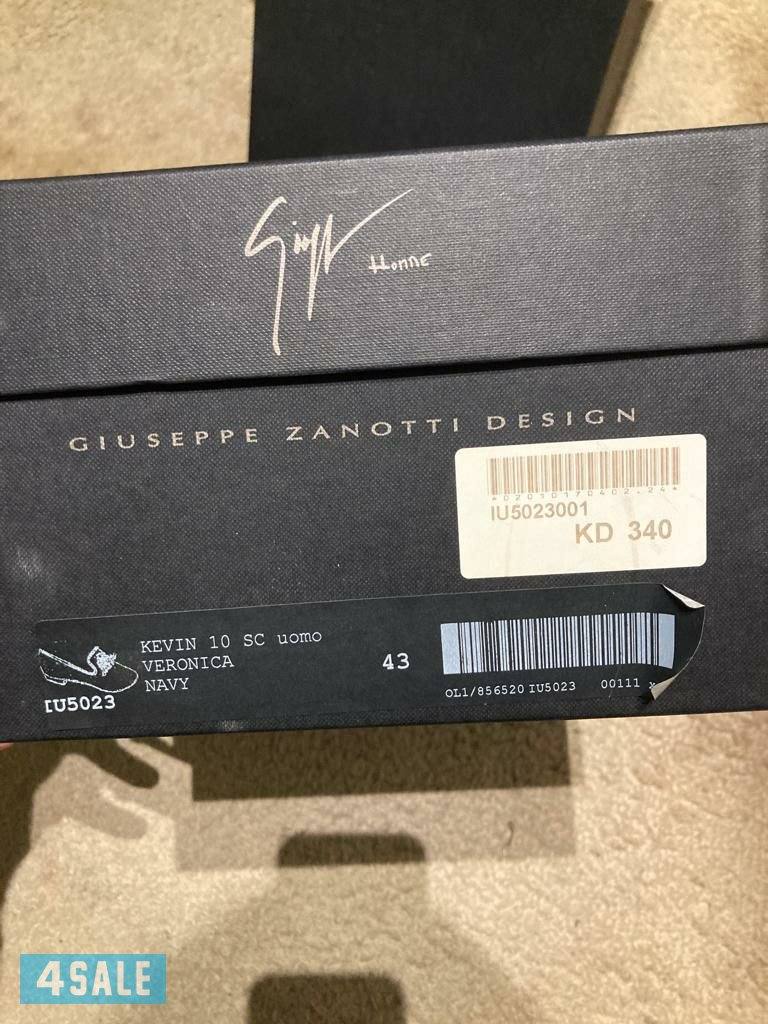 عندي حذاء  عزكم  الله شاريه  من البرستيج  ٣٤٠ دك مقاس ٤٣4