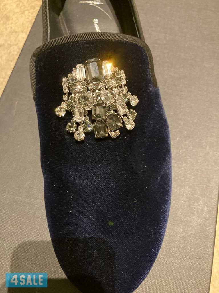 عندي حذاء  عزكم  الله شاريه  من البرستيج  ٣٤٠ دك مقاس ٤٣3