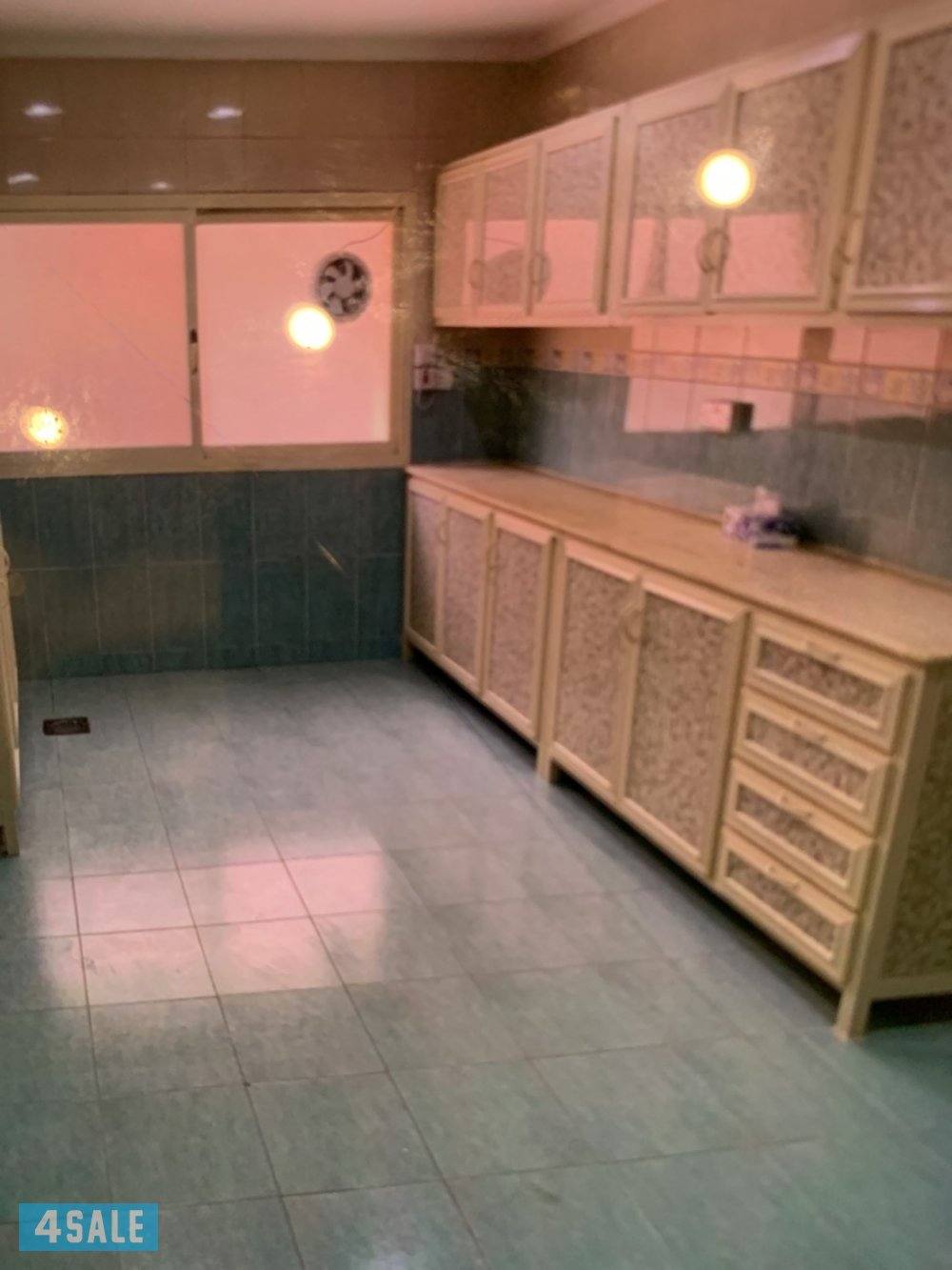 ثلاث غرف 2 حمام مطبخ صاله كبيره 2 موقف سياره تكييف مركزي0