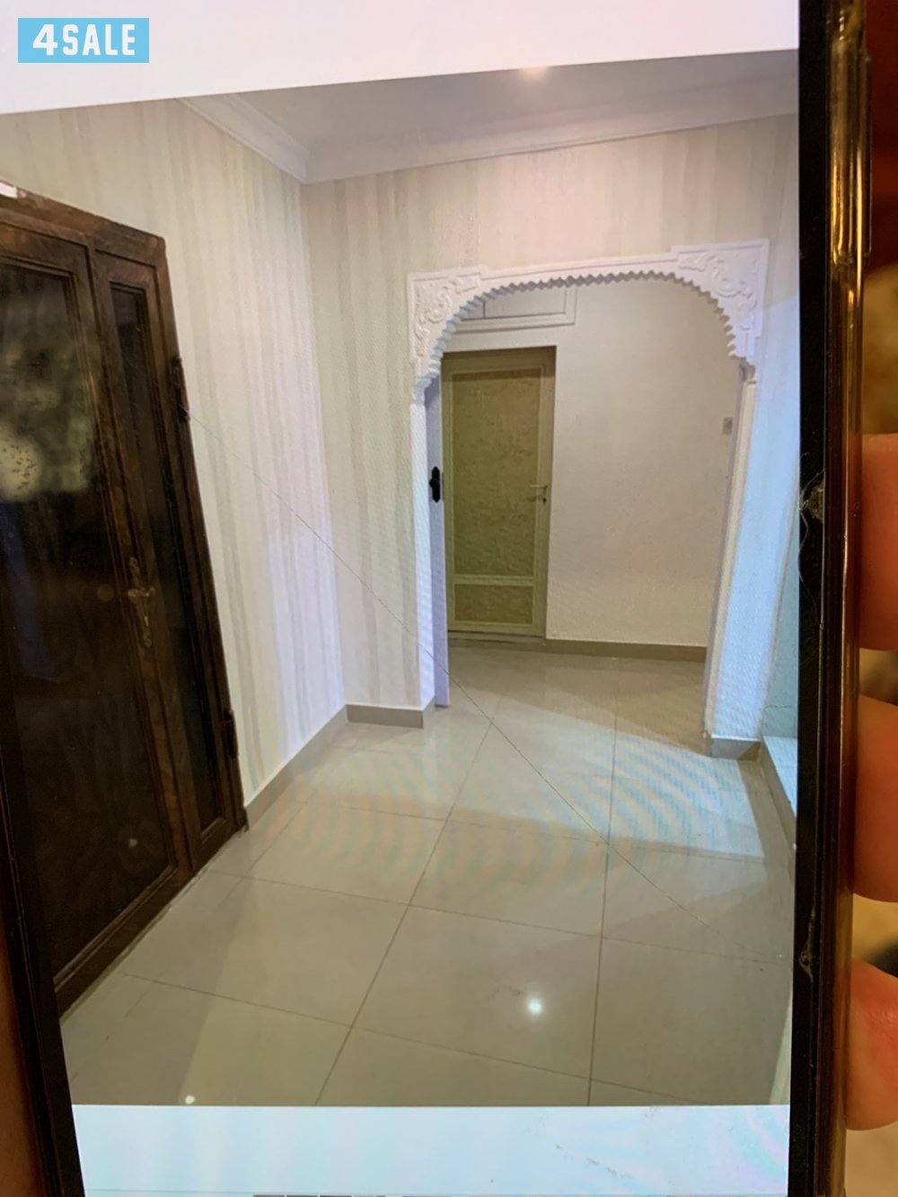 ثلاث غرف 2 حمام مطبخ صاله كبيره 2 موقف سياره تكييف مركزي1