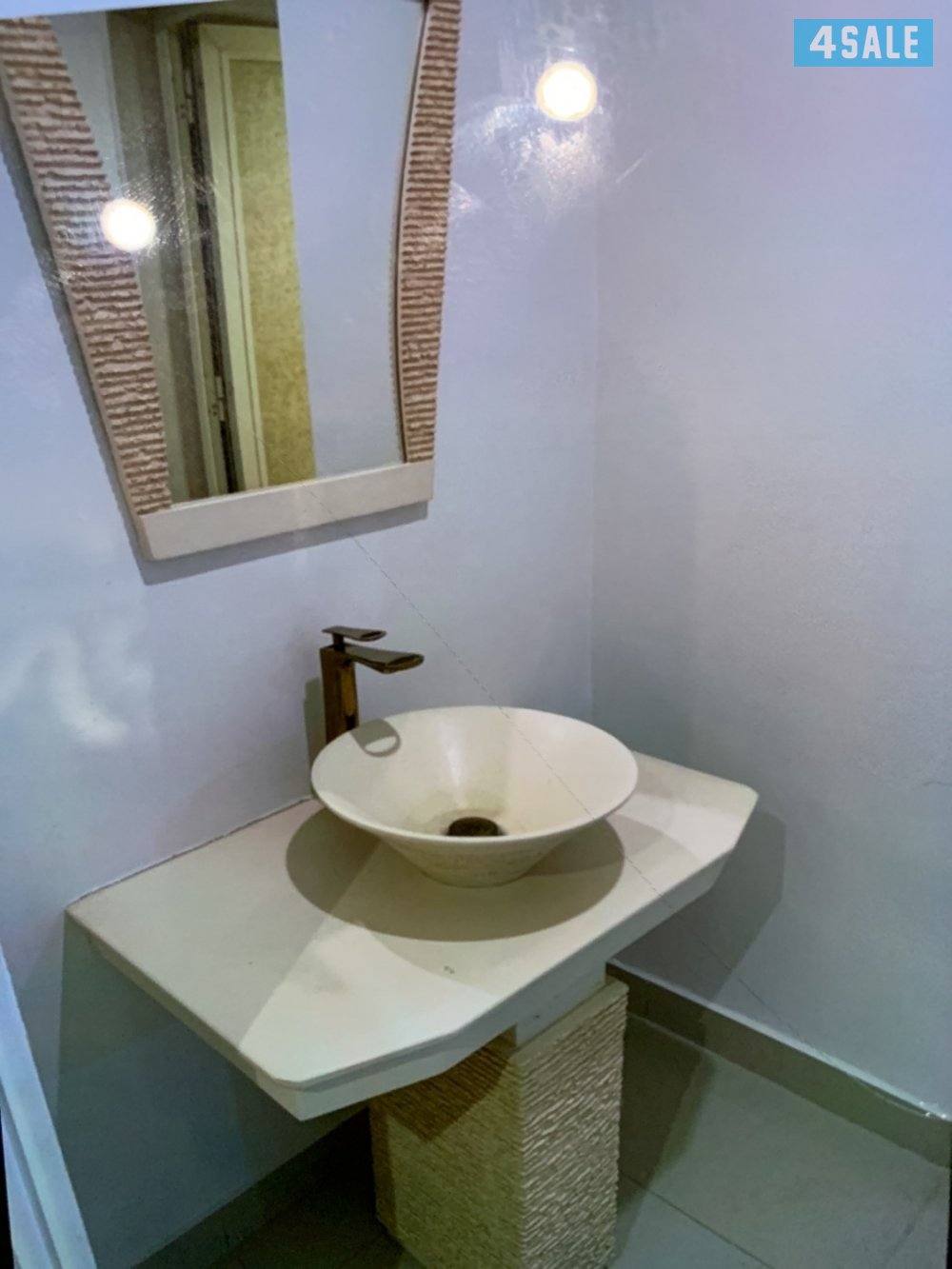 ثلاث غرف 2 حمام مطبخ صاله كبيره 2 موقف سياره تكييف مركزي2