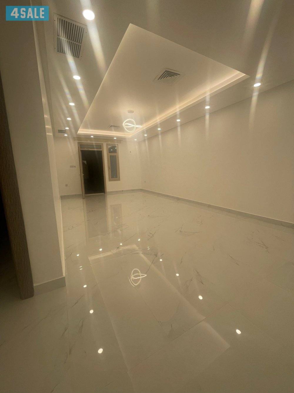 للايجار شقه في الشهداء مع حوش1