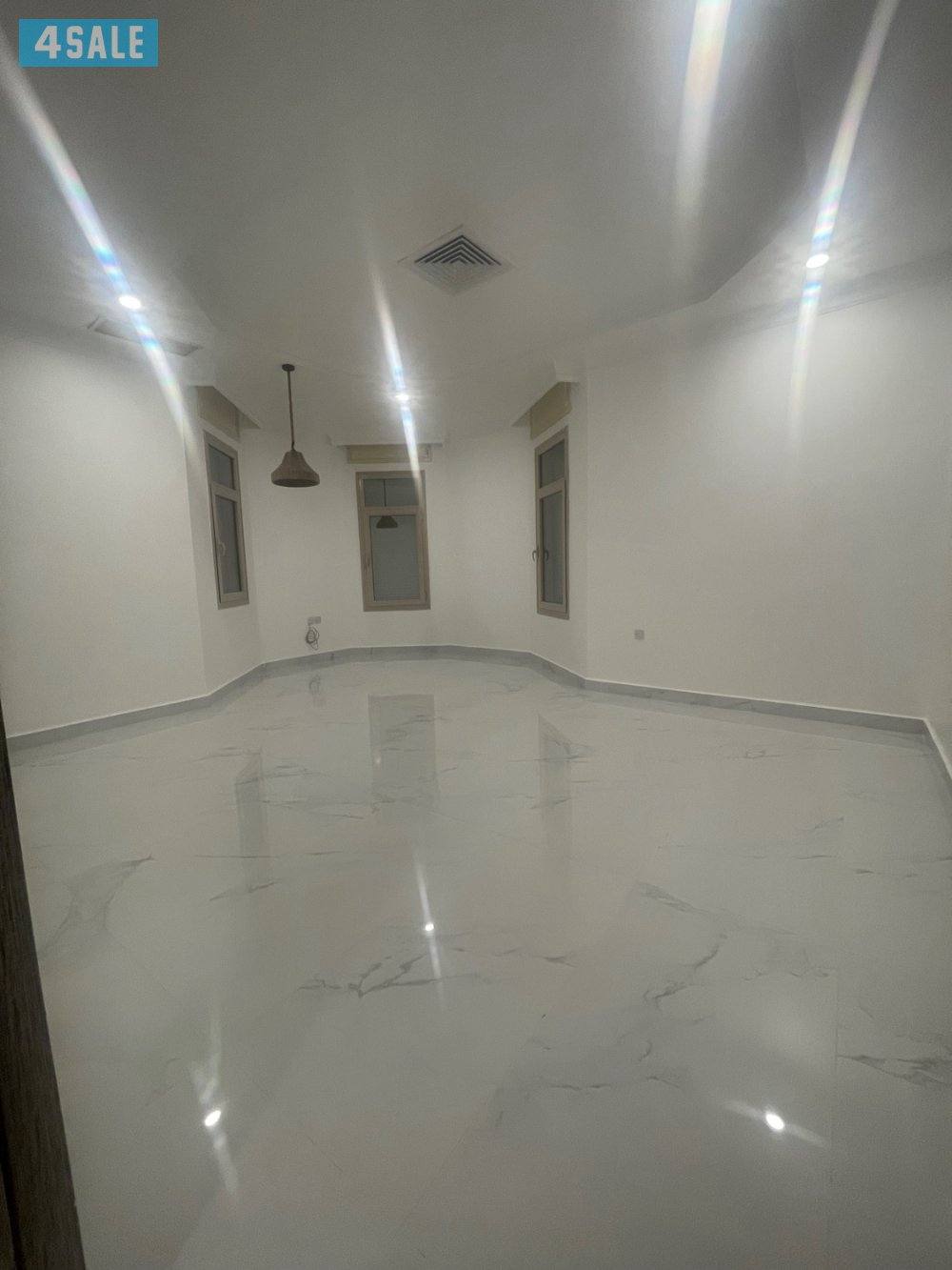 للايجار شقه في الشهداء مع حوش2