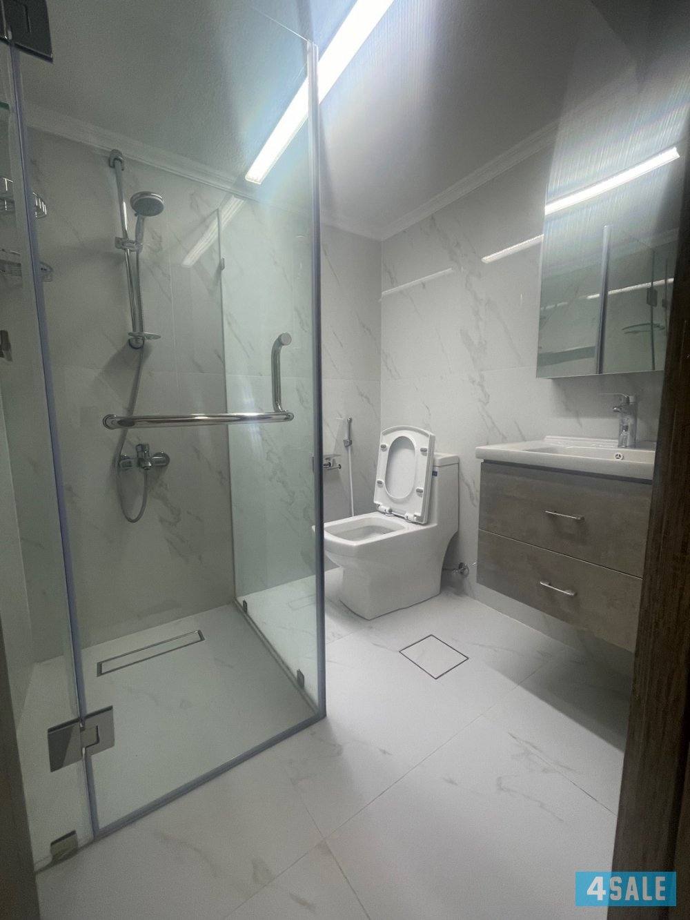 للايجار شقه في الشهداء مع حوش3