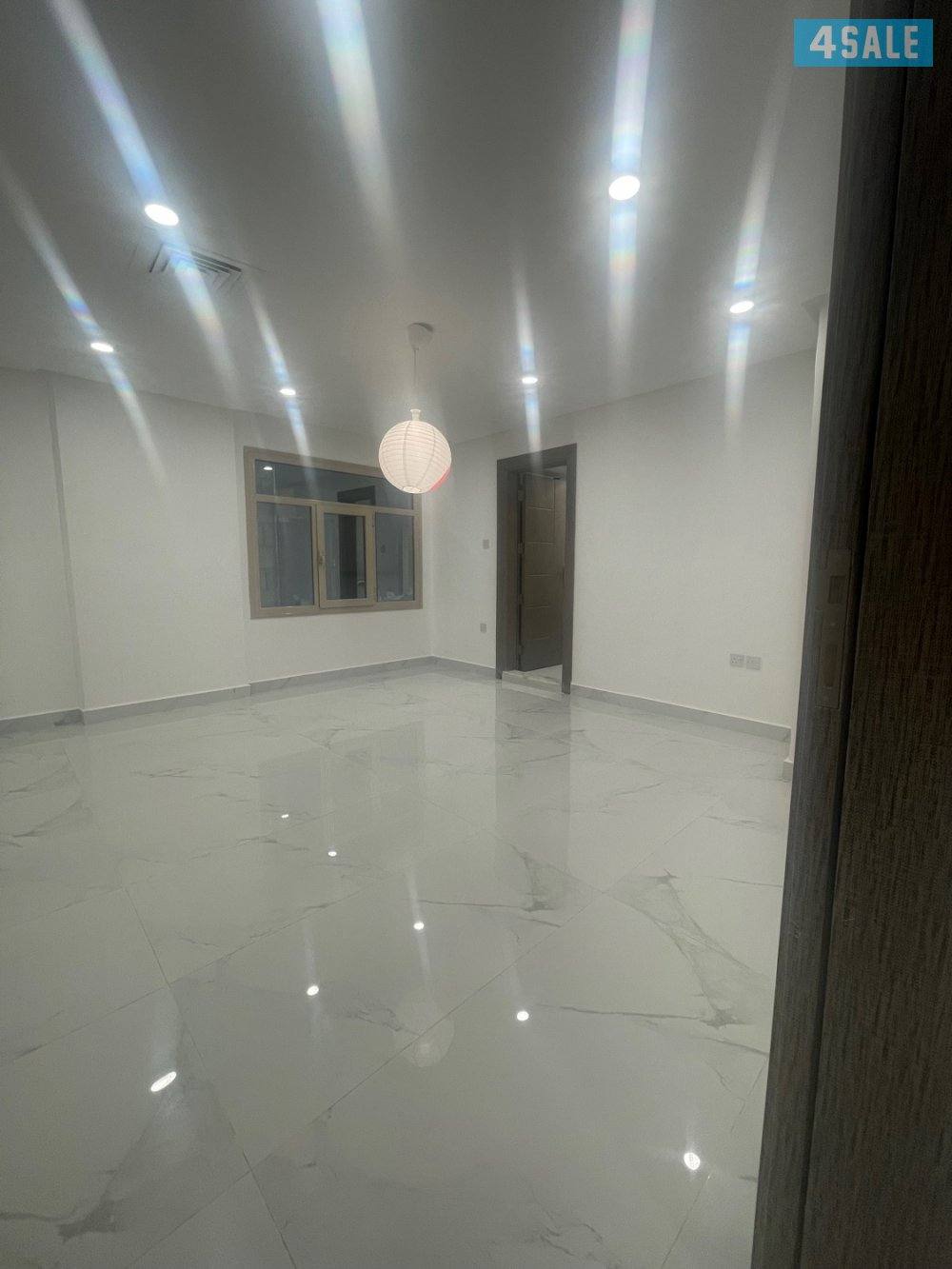 للايجار شقه في الشهداء مع حوش4