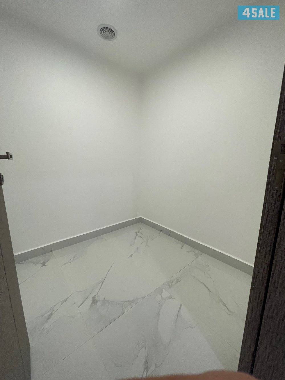 للايجار شقه في الشهداء مع حوش7