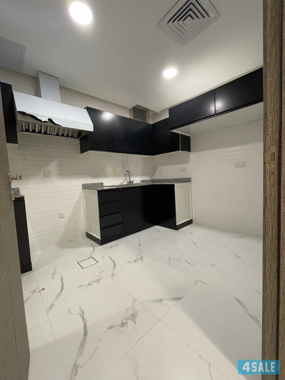 للايجار شقه في الشهداء مع حوش9