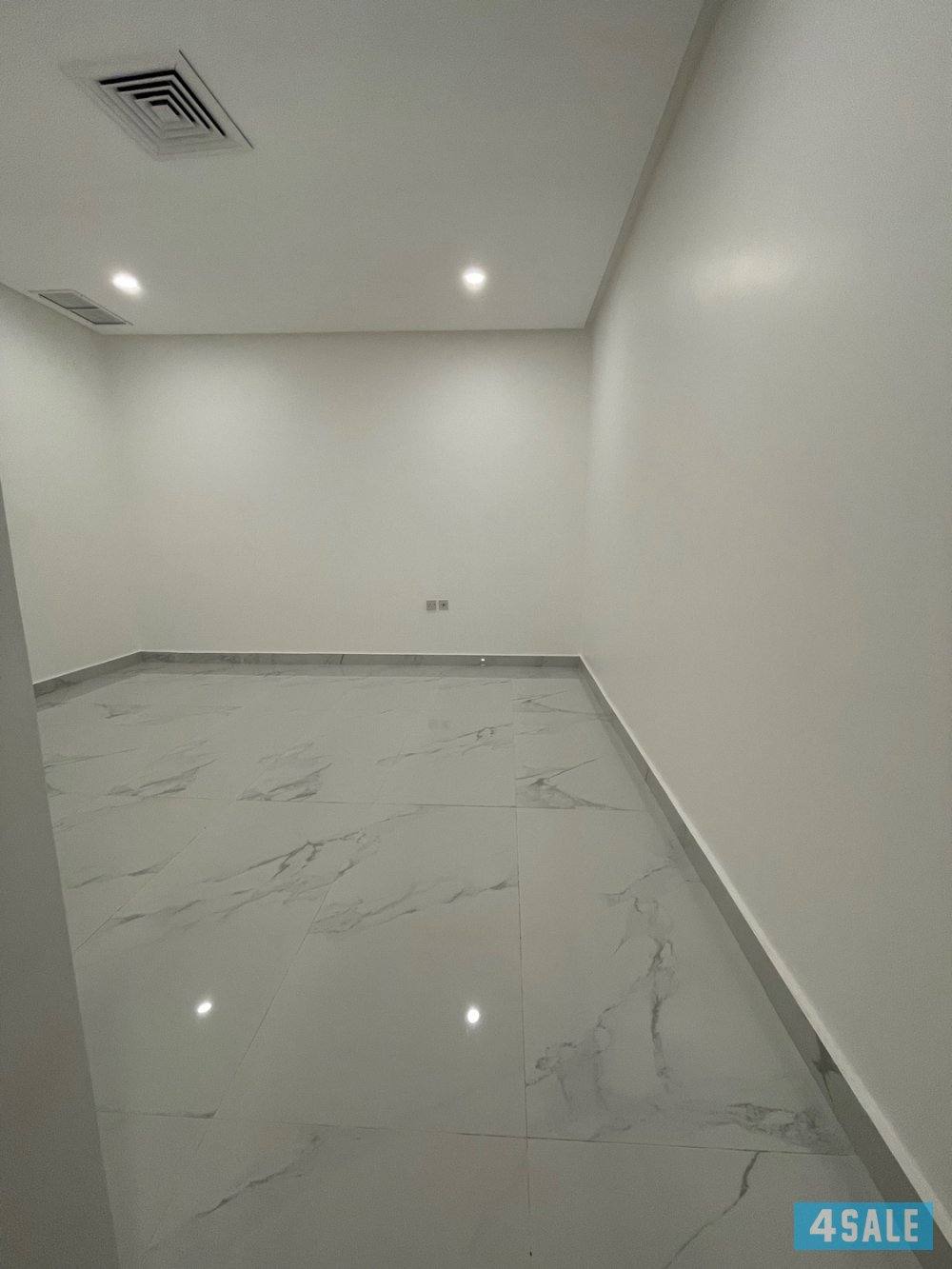 للايجار شقه في الشهداء مع حوش10