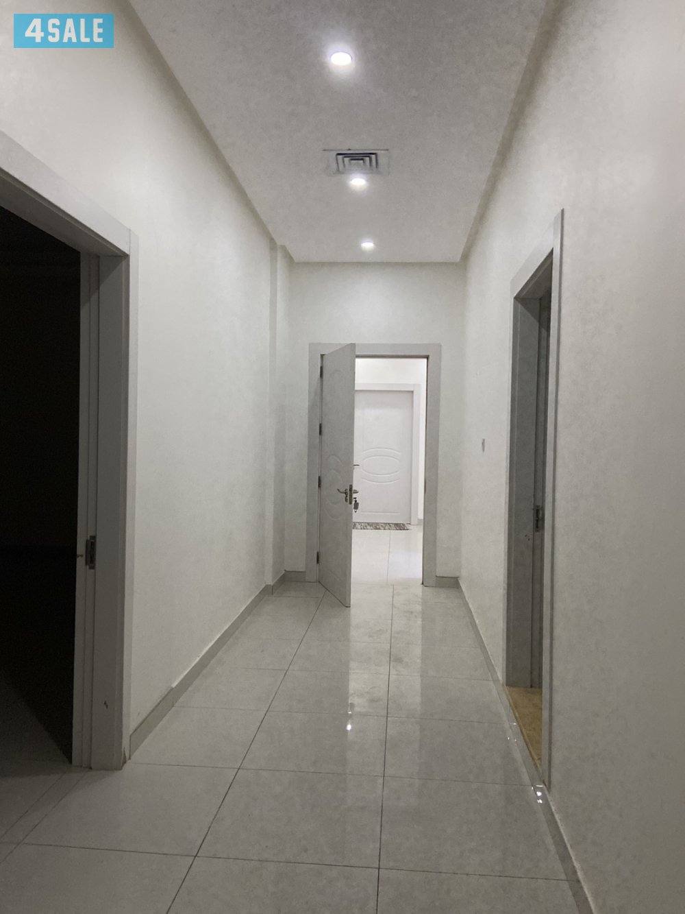 موقع ممتاز ٣غرف ٣حمامات وصالة7