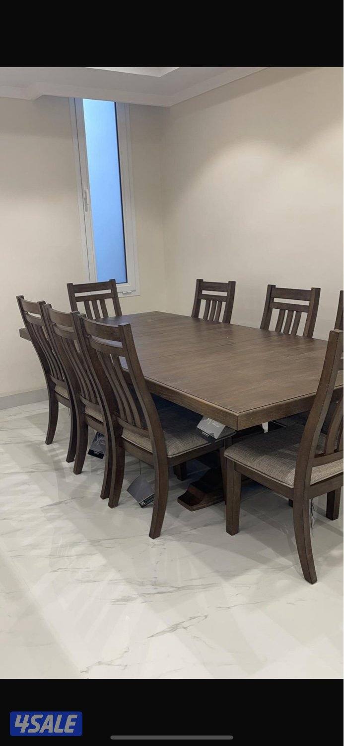 طاولة طعام فخمة  للبيع من آشلي0