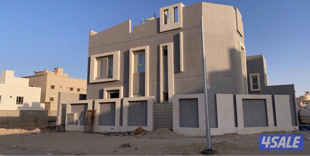 شقة صالة كبيره ٣ غرف نوم منهم وحدة ماستر ومطبخ و٢ حمام وبلكونه2