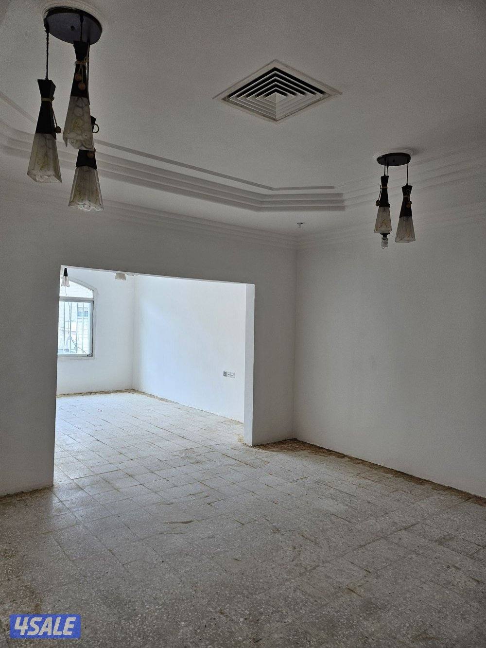 شقة ٣ غرف وصالة وحمامين وموقفين مظللين مدخل ومخرج سهل من الخامس0