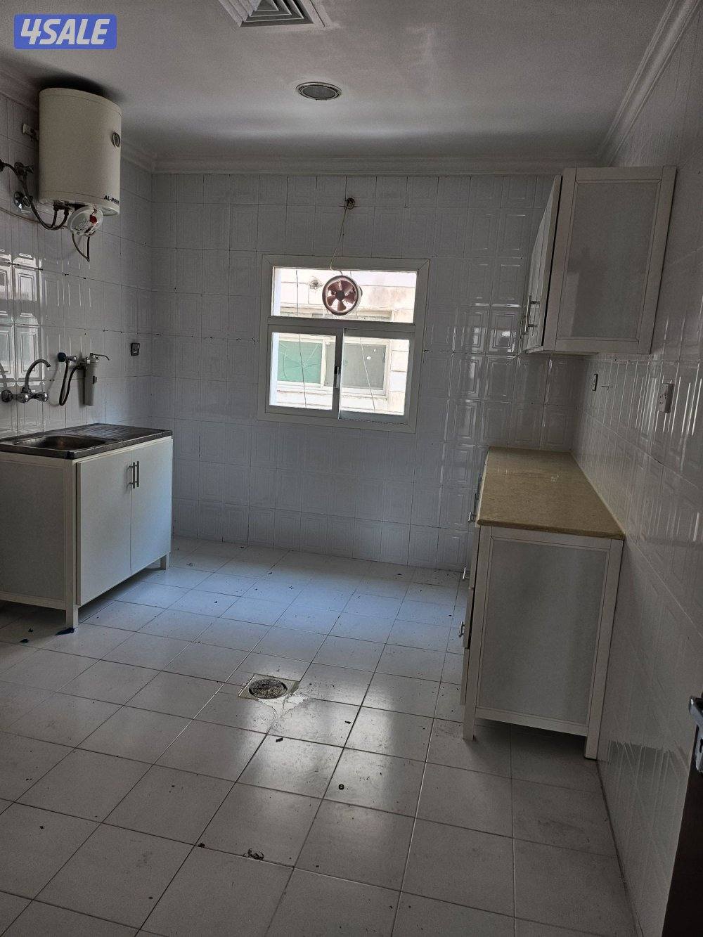 شقة ٣ غرف وصالة وحمامين وموقفين مظللين مدخل ومخرج سهل من الخامس1