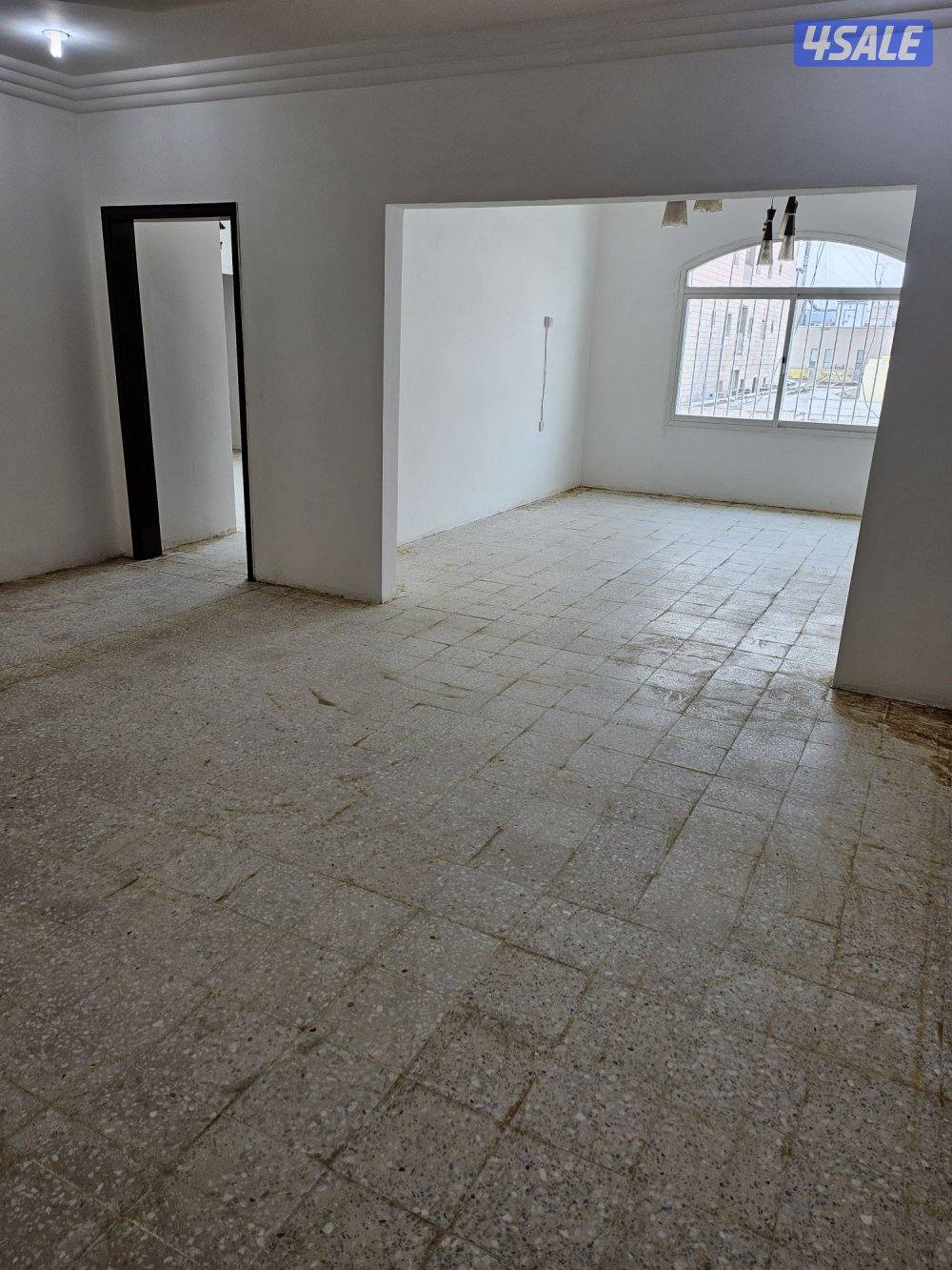 شقة ٣ غرف وصالة وحمامين وموقفين مظللين مدخل ومخرج سهل من الخامس2