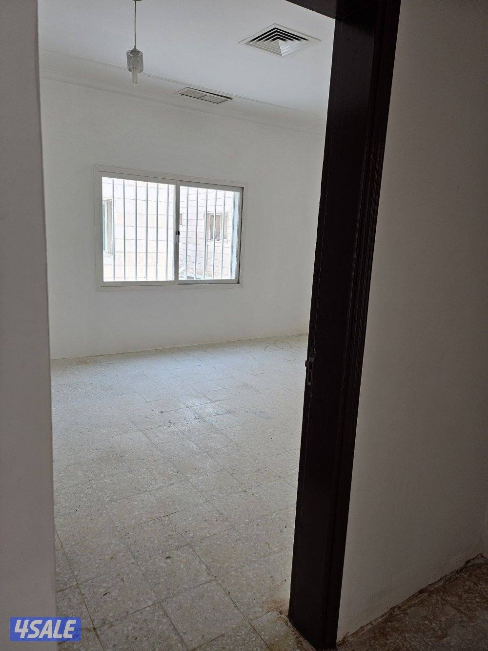 شقة ٣ غرف وصالة وحمامين وموقفين مظللين مدخل ومخرج سهل من الخامس3