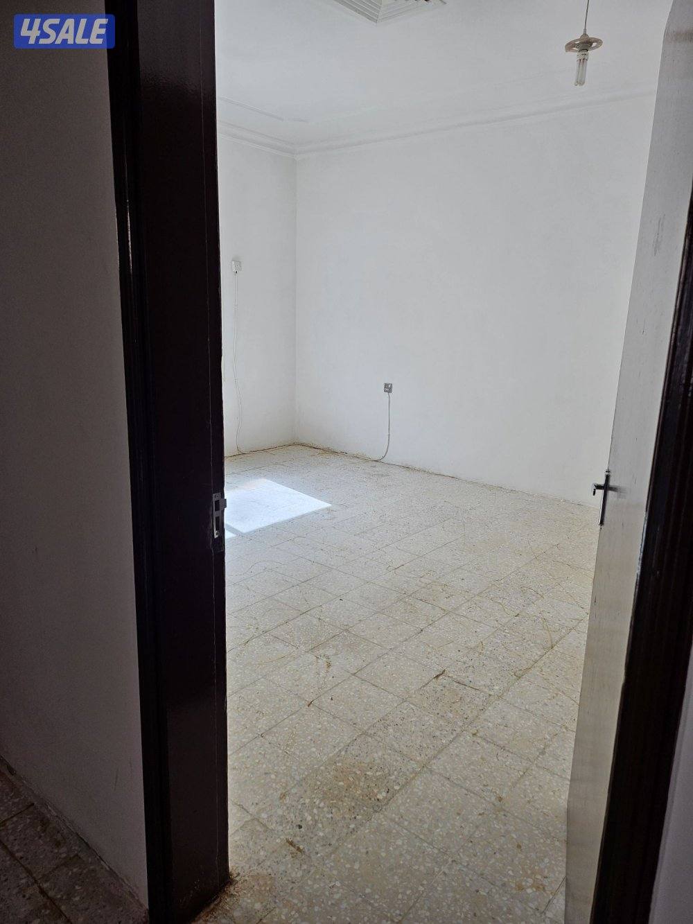 شقة ٣ غرف وصالة وحمامين وموقفين مظللين مدخل ومخرج سهل من الخامس4