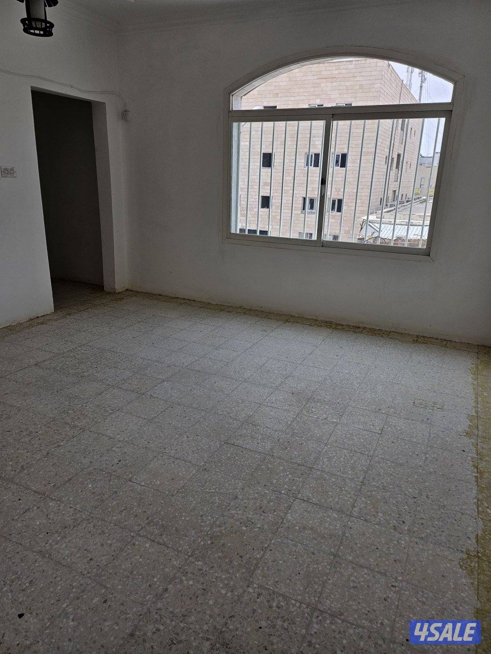 شقة ٣ غرف وصالة وحمامين وموقفين مظللين مدخل ومخرج سهل من الخامس5