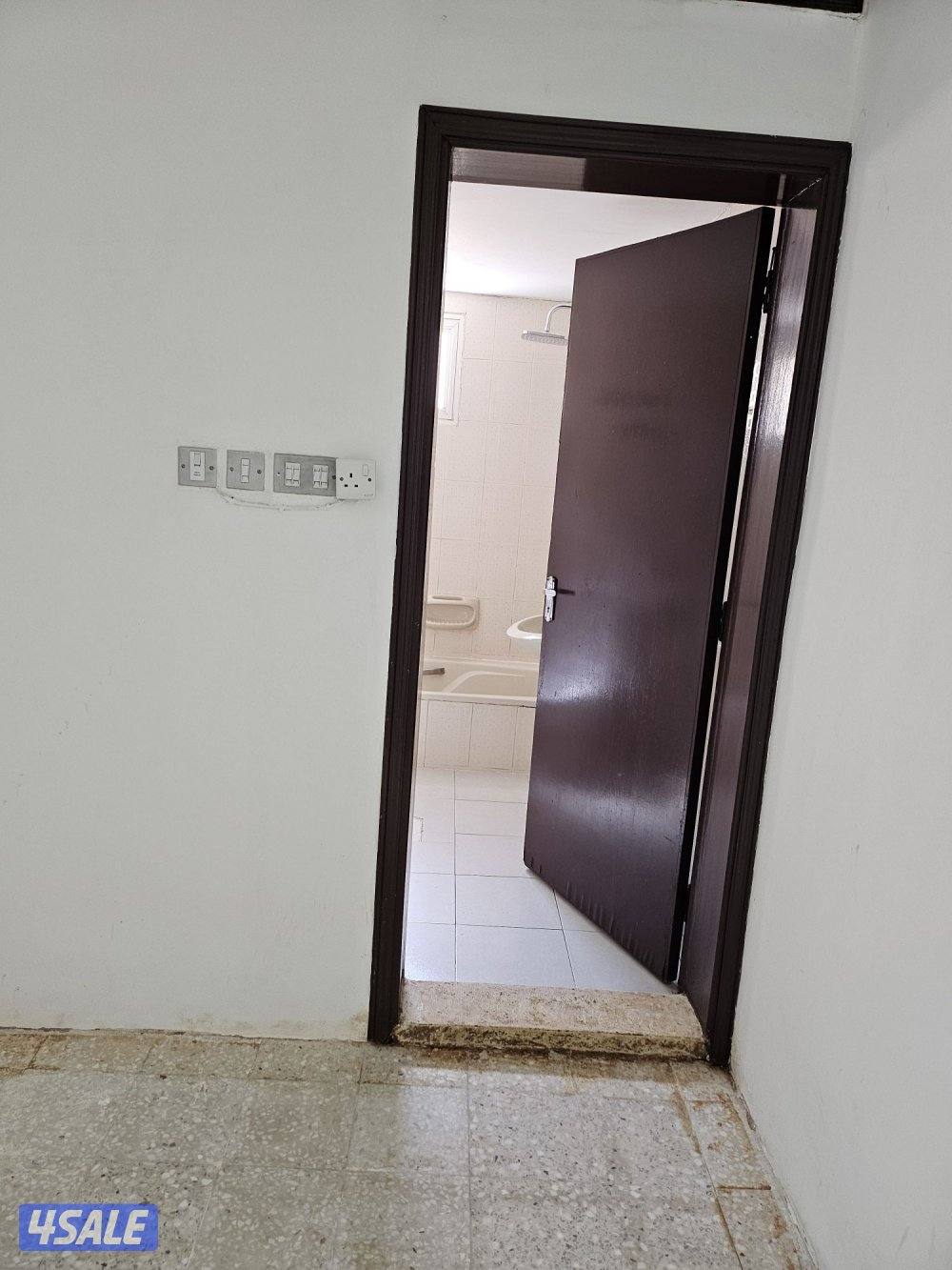 شقة ٣ غرف وصالة وحمامين وموقفين مظللين مدخل ومخرج سهل من الخامس6