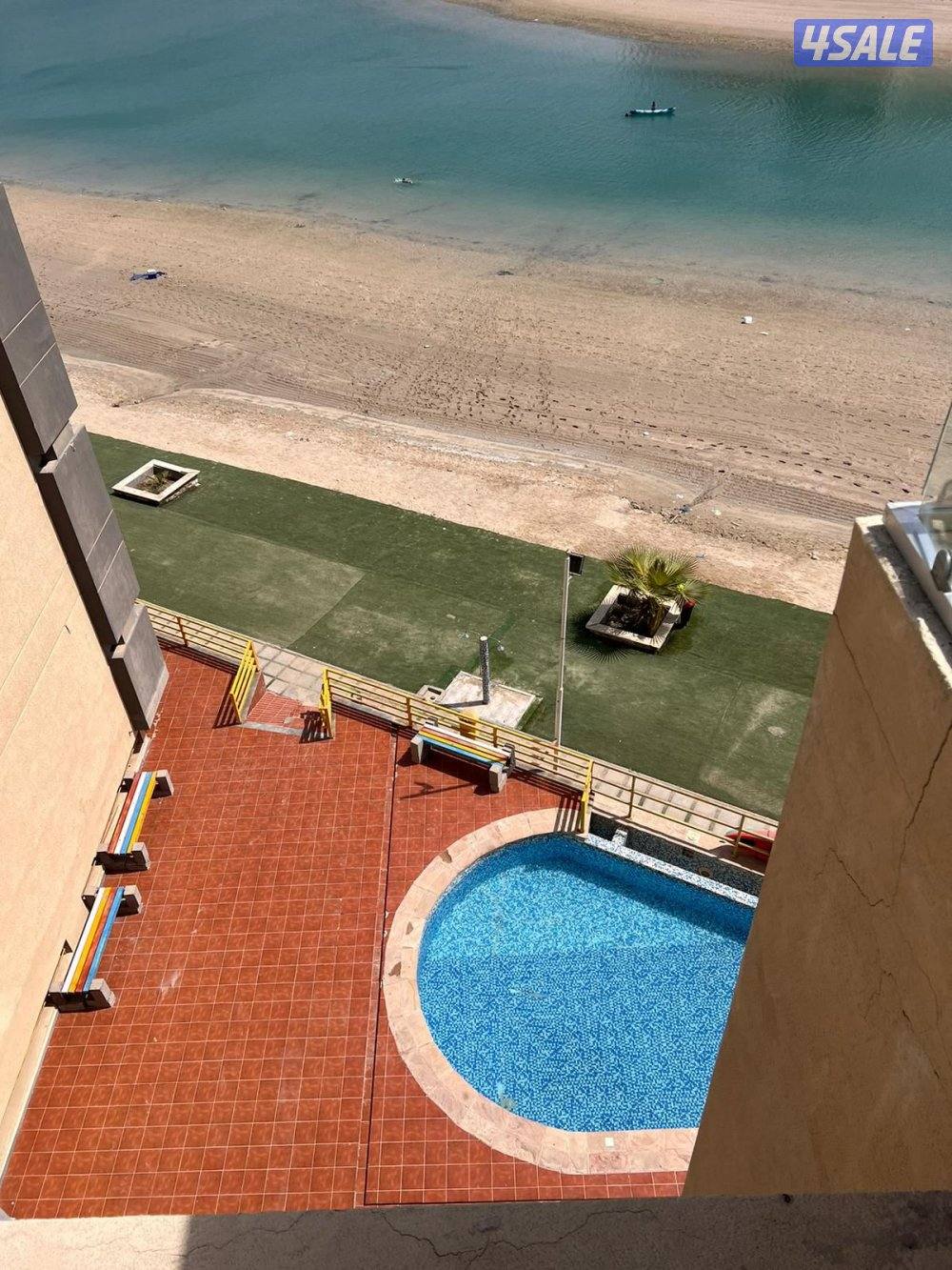 للبيع شقه مطله علي الخور وعلي حمام السباحه0