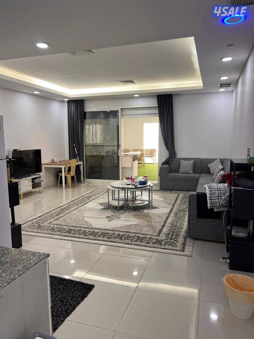 للبيع شقه مطله علي الخور وعلي حمام السباحه1