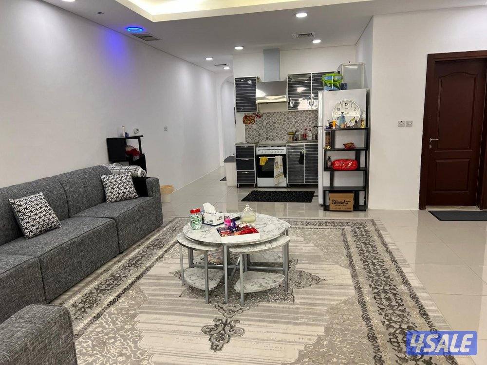 للبيع شقه مطله علي الخور وعلي حمام السباحه2