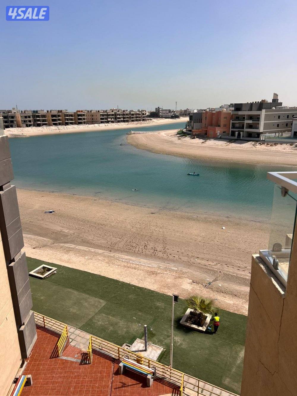للبيع شقه مطله علي الخور وعلي حمام السباحه6