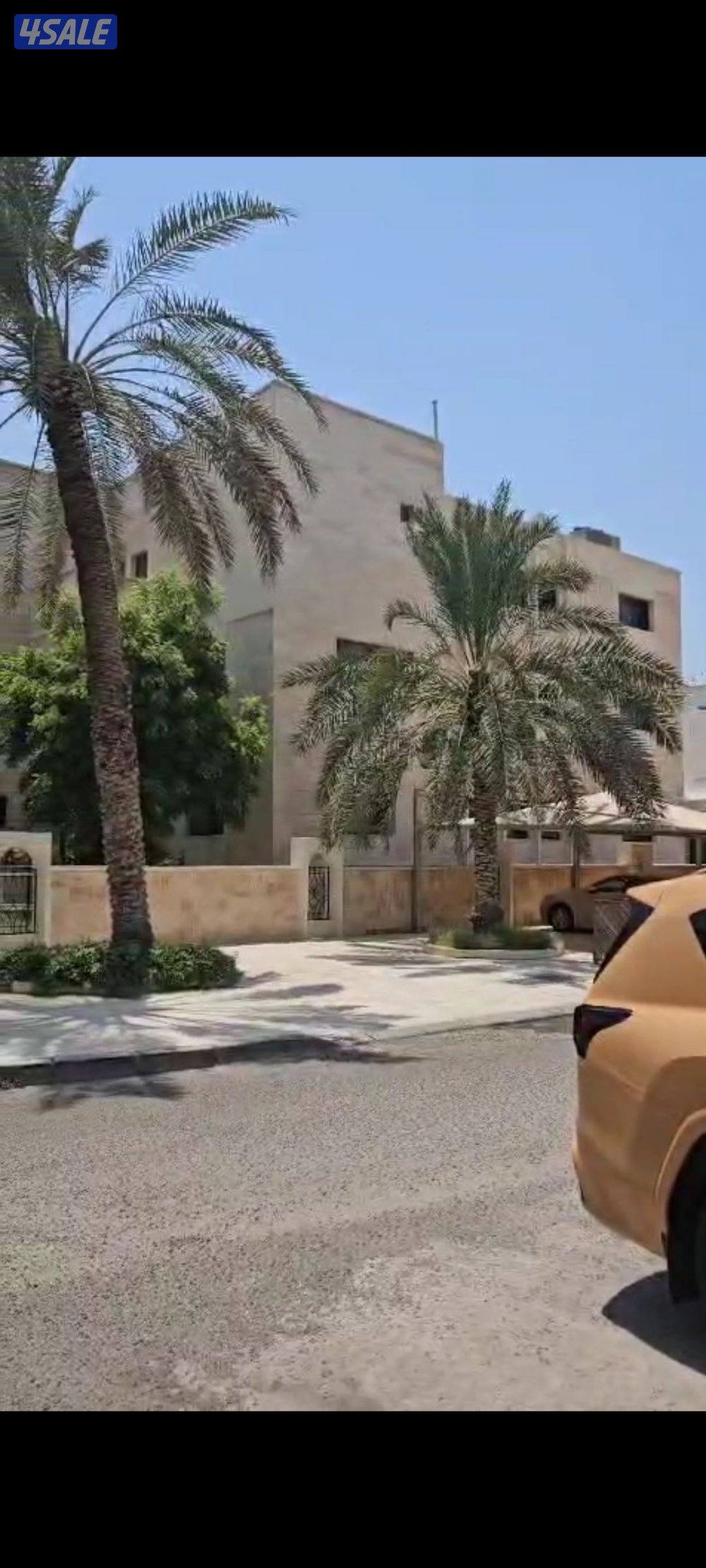 للبيع بيت بمشرف زاويه ٧٥٠م1