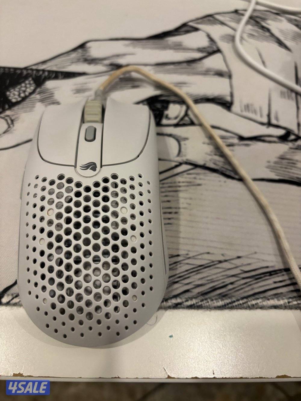 ماوس قلوريوس سلكي o2 ابيض بحالة ممتازة جدا للبيع0