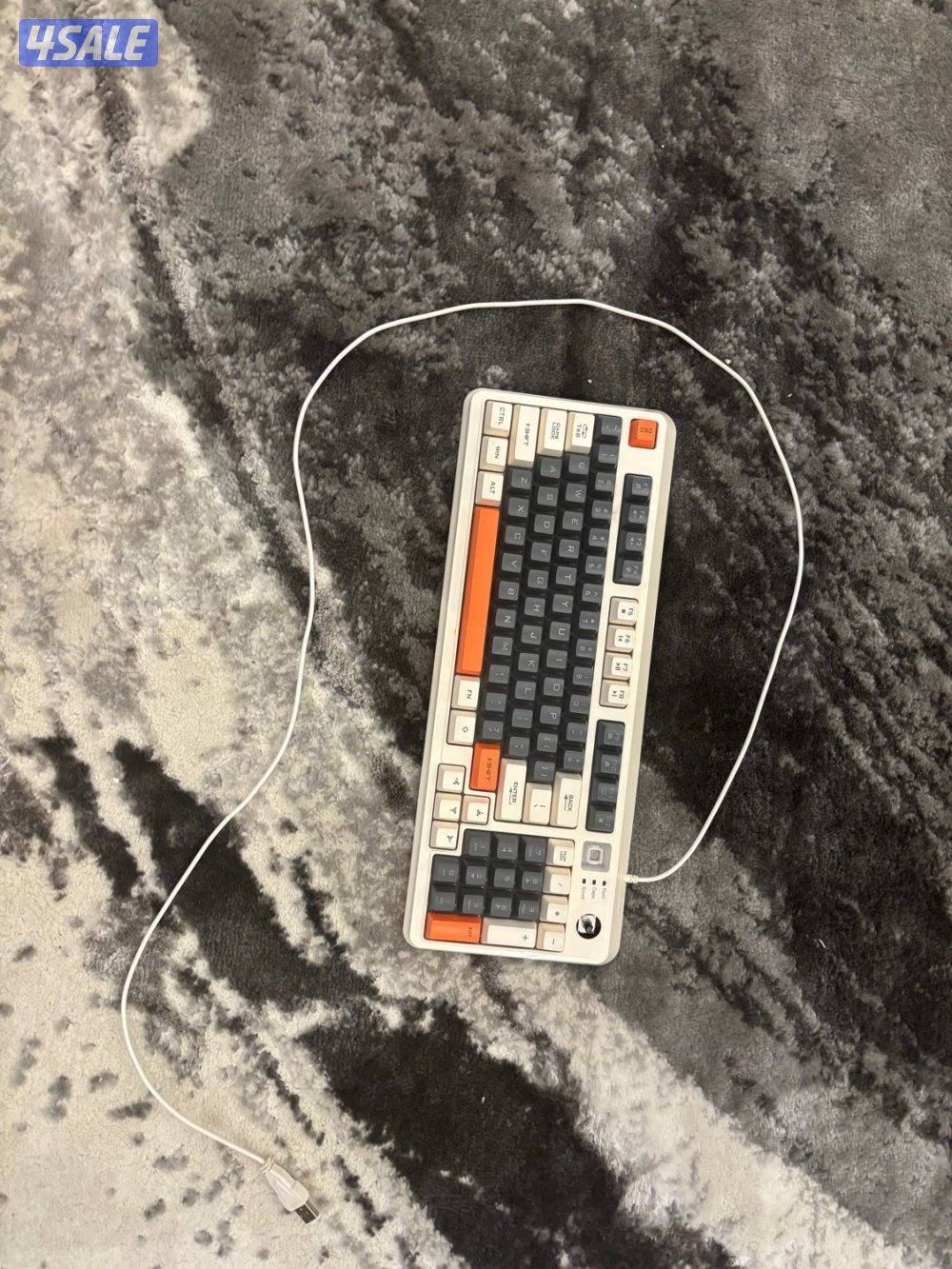 كيبورد للبيع مستخدم استخدام خفيف وفي جم قطعه ناقصه ويشب ليتات0