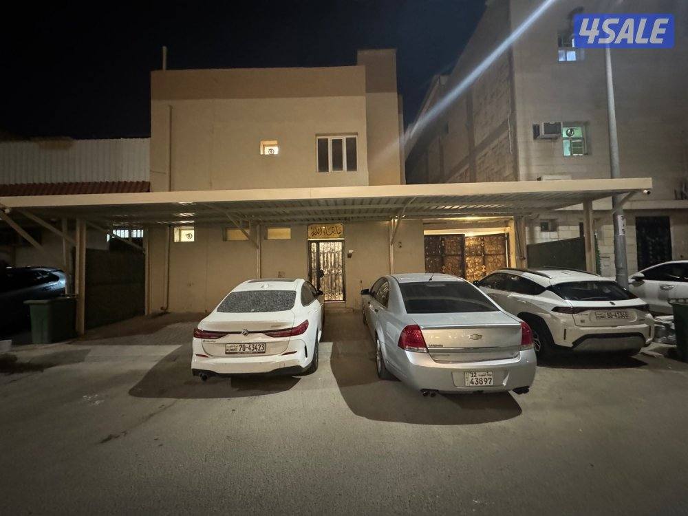 للبيع بيت في صباح السالم ٩ قريب جدا من الخدمات0