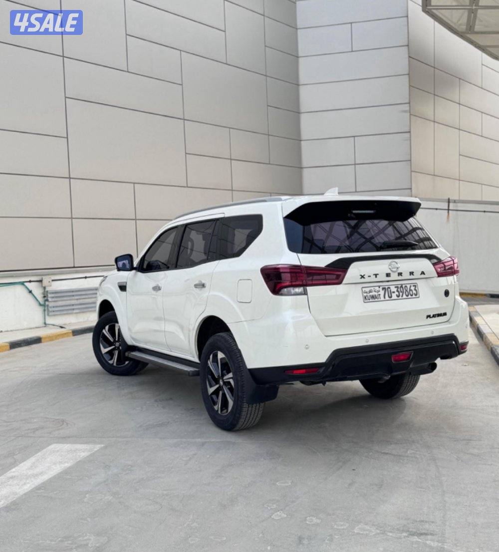 نيسان اكسترا بلاتينيوم موديل 23 البابطين تحت الكفالة عداد 27 الف3