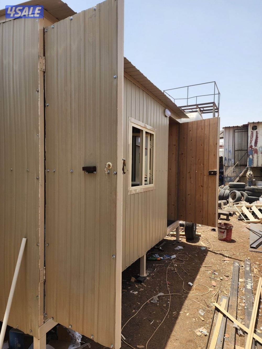 غرفة ثابتة ٢.٥ في ٣.٦٦ ديكور خشب مع دورة مياه ومطبخ0