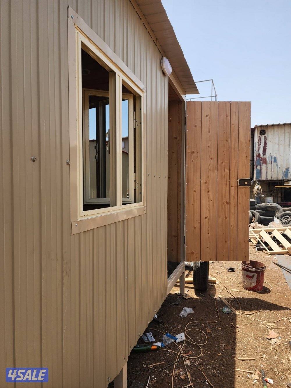 غرفة ثابتة ٢.٥ في ٣.٦٦ ديكور خشب مع دورة مياه ومطبخ2