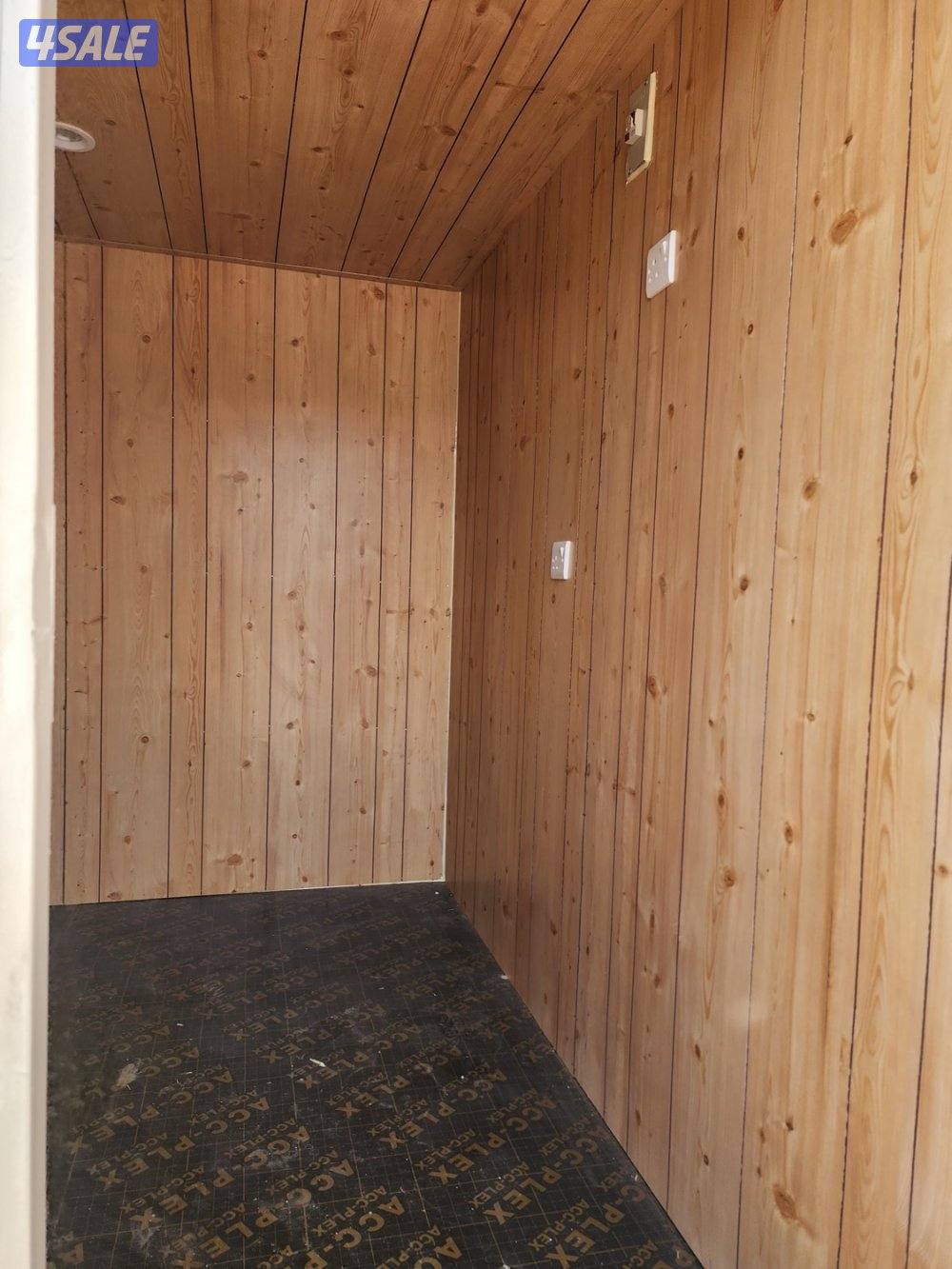 غرفة ثابتة ٢.٥ في ٣.٦٦ ديكور خشب مع دورة مياه ومطبخ3