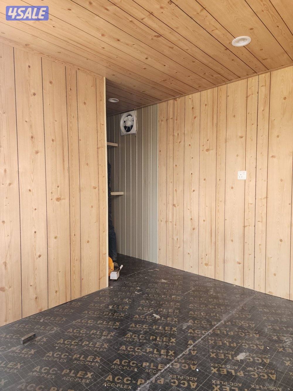 غرفة ثابتة ٢.٥ في ٣.٦٦ ديكور خشب مع دورة مياه ومطبخ4