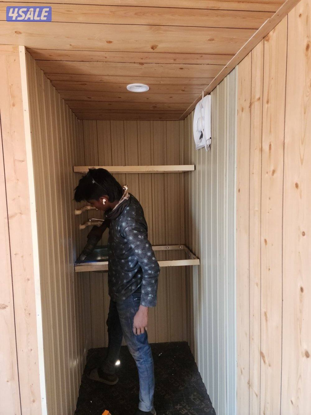 غرفة ثابتة ٢.٥ في ٣.٦٦ ديكور خشب مع دورة مياه ومطبخ6