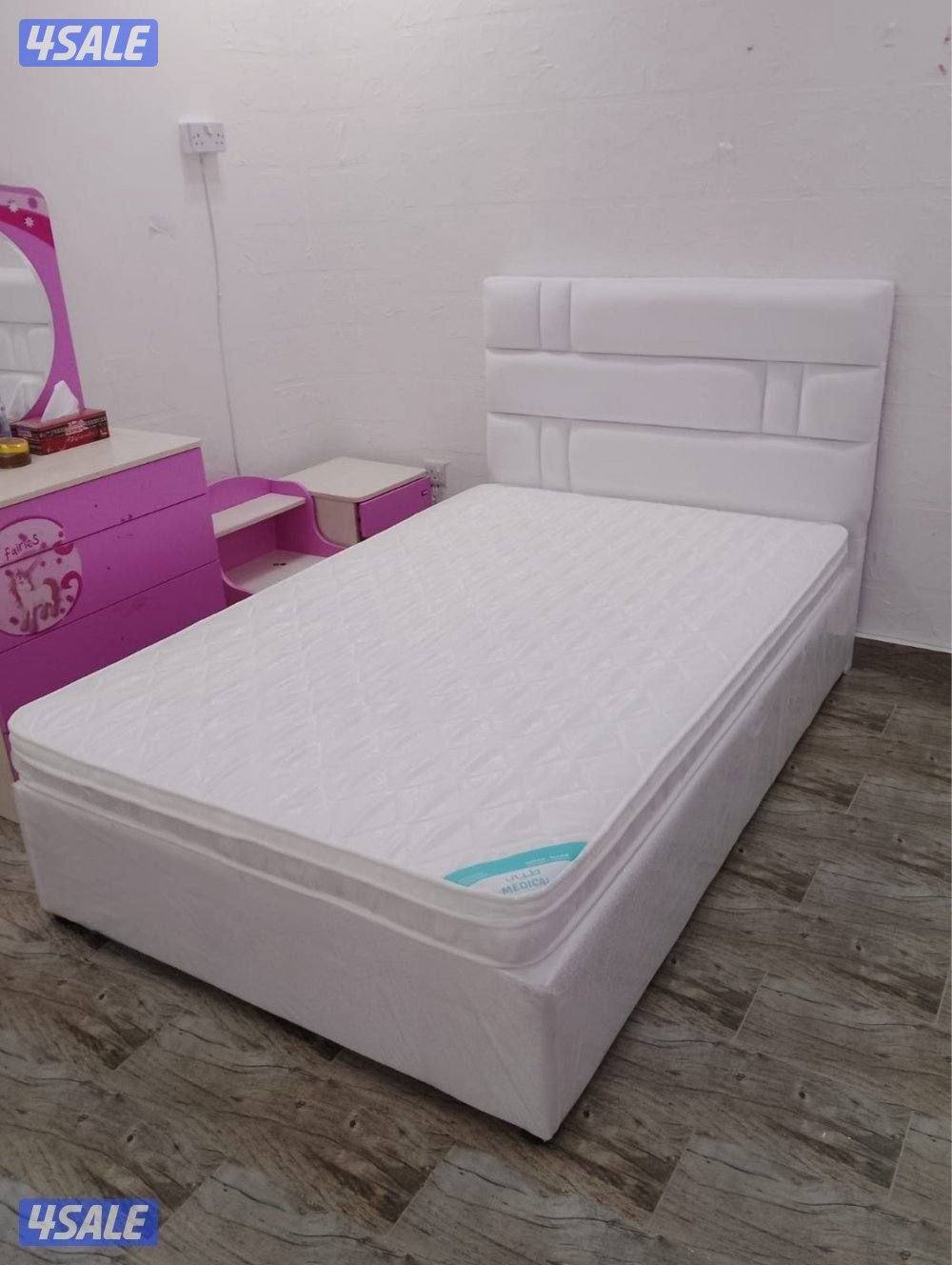 منجره سراير خشب خام مخمل يوجد جاهز وتفصال جديد الان0