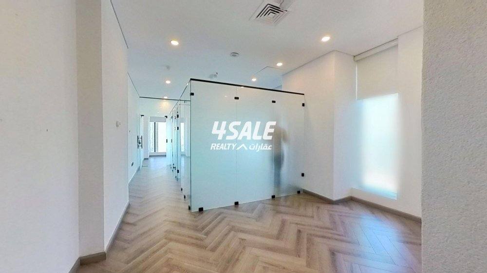 متوفر مكتب تجاري في برج كتير راقي بموقع متميز بشرق المساحه ٦٧ م1