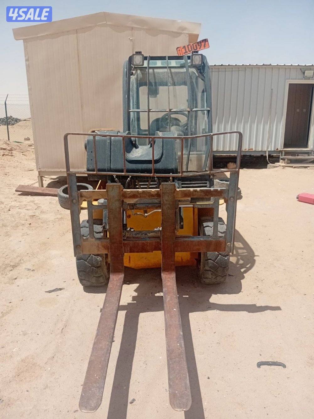 للبيع فوركلفت JCB موديل 2010 يشيل 3طن 🏗️ عددهم 2 فور كلفت2