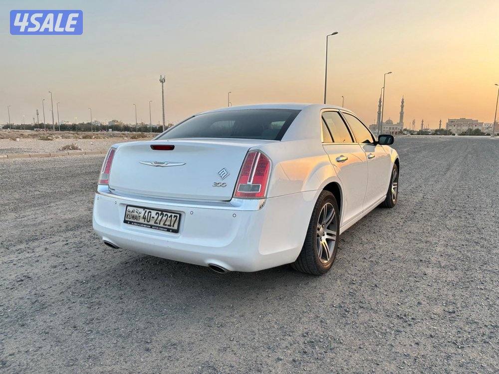 كرايزلر C 300 بحالة ممتازة4