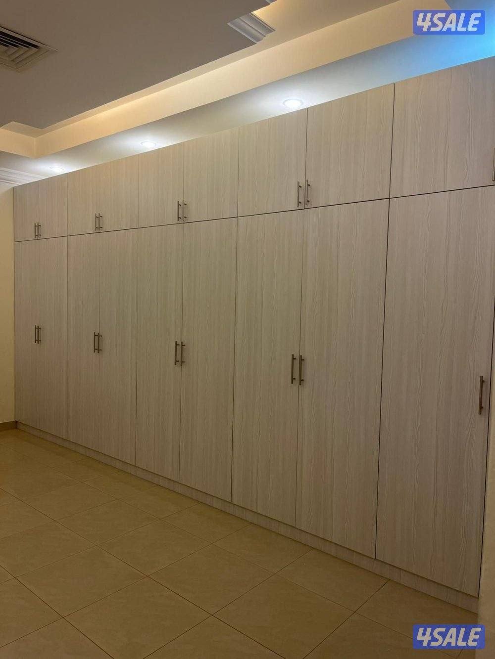 پاکستانی نجار صباغ باب ریسی کبتات فق وتركيب صیانہ غير لون معلم خالد4