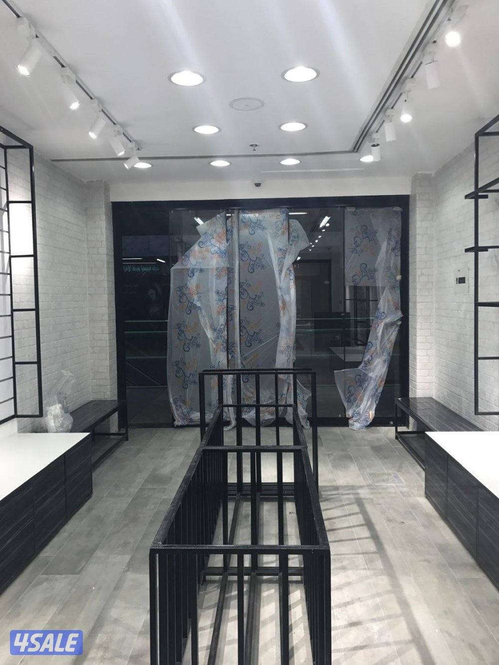 محل جاهز مركز تجاري عريق عالشارع الرئيسي 32m0