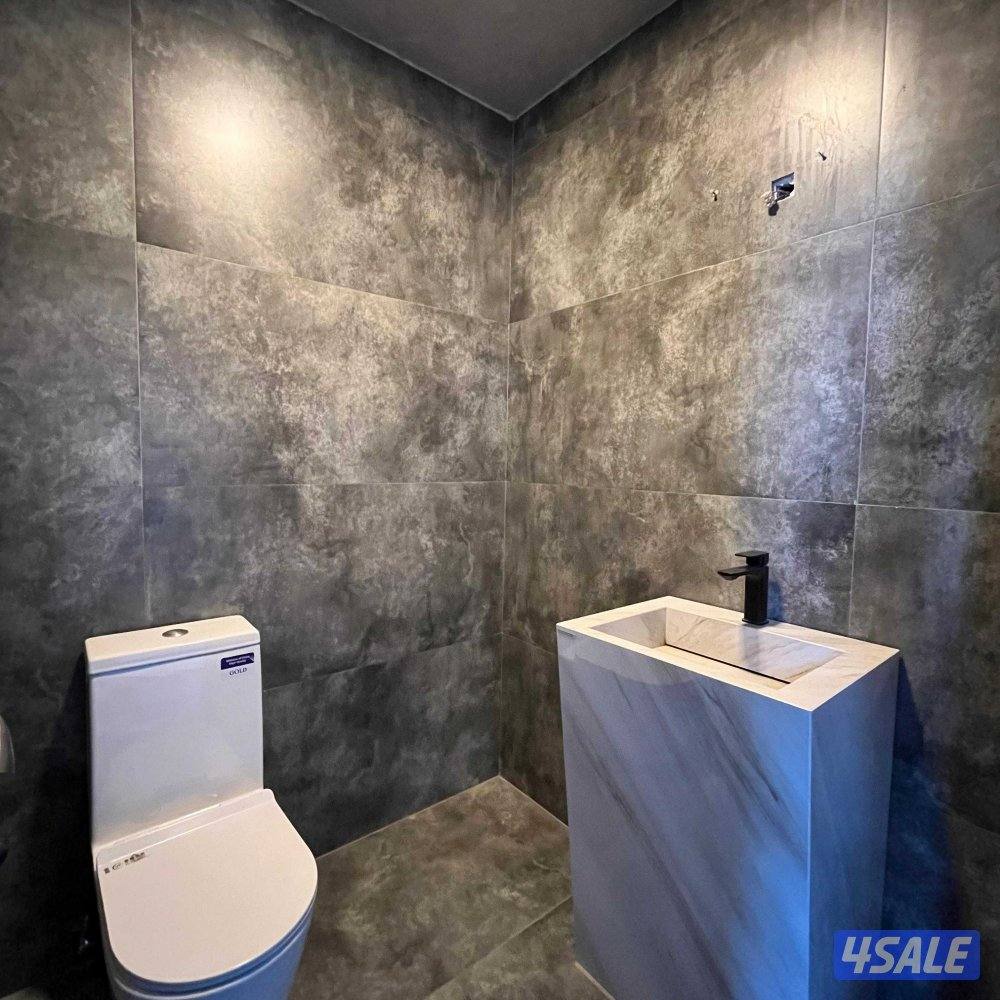 دور تجاري إطلالة بحرية مباشرة للإيجار في شرق قطعة 35