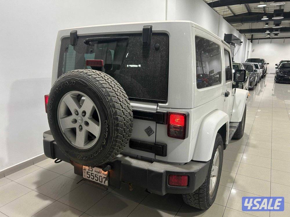 Jeep Wrangler Sahara (2017)4
