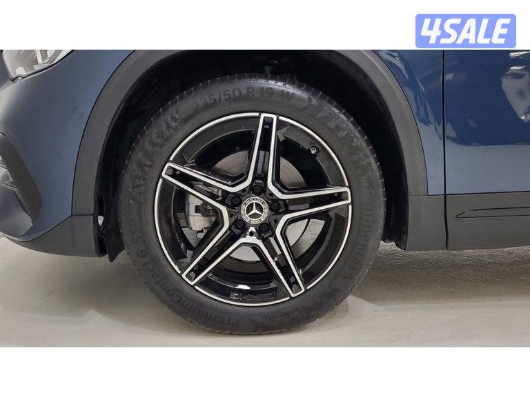 Mercedes-Benz GLA8